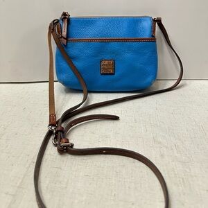 🩷Dooney & Bourke Bright Blue Pebbled Leather Crossbody with Brown Trim